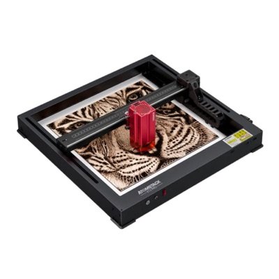 Atomstack X12 Pro : cadre noir, tête laser rouge au-dessus d'un portrait de tigre gravé