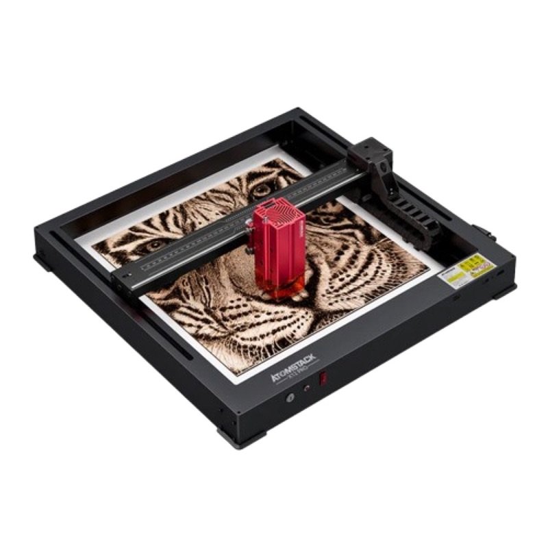 Atomstack X12 Pro : cadre noir, tête laser rouge au-dessus d'un portrait de tigre gravé