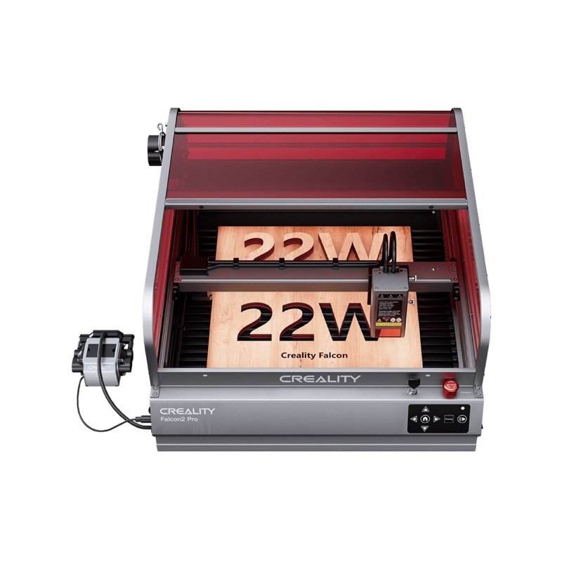 Creality Falcon2 Pro 22 W vu de face, capot rouge relevé, plaque de bois découpée « 22W » sur le plateau