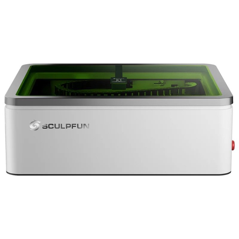 Sculpfun E1 vu de face : caisson blanc et capot vert translucide sur le portique